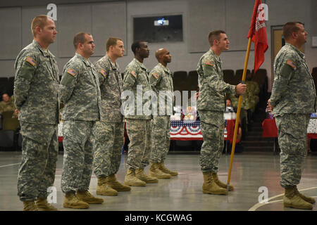 Us-Armee Soldaten mit 266Th engineer Loslösung des South Carolina National Guard (Feuerwehr) nahmen an einer Bereitstellung Zeremonie am mccrady Training Center, der Eastover, South Carolina, 18. Juli 2017. Die sieben Soldaten bereitstellen für ein Jahr in das Land Rumänien werden zur Unterstützung der Operation atlantic lösen. diese Einheit auch schickte Soldaten mit Pinnacle mountain wildfire im letzten Jahr zu unterstützen. (U.s. Army National Guard Foto: Staff Sgt. Kevin Pickering) Stockfoto