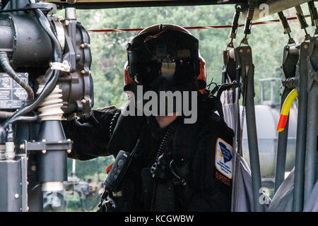 Das South Carolina National Guard’s Helicopter Aquatic Rescue Team (SC-hart), zusammen mit Soldaten der kolumbianischen Armee an der South Carolina Fire Academy in Columbia, South Carolina 20. Juli 2017. Das SC-hart Team prüfte die Trainingstechniken, die sie zur Rettung von Menschenleben einsetzen, einschließlich einer Demonstration der Wasserabfallrettung mit dem Hubschrauber UH-60 Blackhawk. Die South Carolina National Guard und das Land Kolumbien haben eine staatliche Partnerschaft unter dem National Guard Bureau, die im Juli 2012 begann. (USA Foto der Armee-Nationalgarde von 1. LT. Cody Denson) Stockfoto