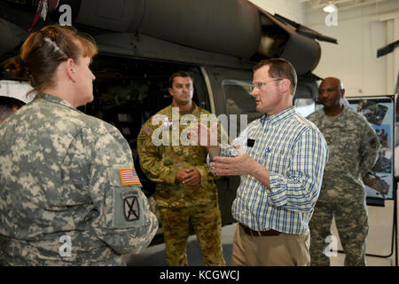 Südcarolina Lieutenant Governor Kevin l. Bryant spricht mit US-Army National Guard UH-60 Hubschrauber Piloten am mcentire joint National Guard base, 21. Juli 2017. Lt. Gouverneur Bryant sprach mit South Carolina Luft- und Army National Guard Führung über base Missionen und erhielt eine Windschutzscheibe Tour der Installation mit Ausrichtungen der verschiedenen Flugzeuge, die von South Carolina National Guard Flieger und Soldaten betrieben. (Us Air National Guard Foto von Master Sgt. caycee Watson) Stockfoto