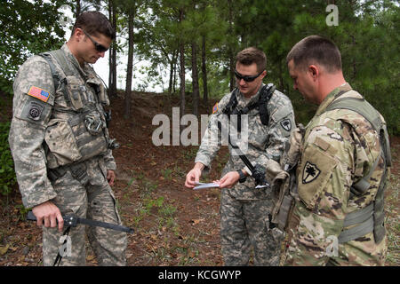 Us-Armee Soldaten mit der South Carolina National Guard1-151 Angriff reconnaissance Bataillon (ARB) Teil in Personal recovery Gassen Training für pre-Bereitstellung Aug.11, 2017, an der mccrady Training Center, der Eastover, South Carolina. Die Ausbildung umfasst die csell Radio zu testen, führen Sie sofortige Aktionen, einem versteckten Ort und Land Navigation. (U.s. Army National Guard Foto von spc. Chelsea Baker) Stockfoto