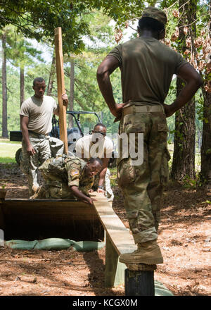 Engineering Soldaten arbeiten zusammen, um Hindernisse auf der Führung Reaktion während der dritten jährlichen Südcarolina nationale Schutz am besten Ingenieur Konkurrenz an mccrady Training Center, der eastover, s.c., Aug zu navigieren. 12, 2017 engineer Soldaten aus ganz South Carolina liefen auf mccrady Training Center für die zweitägige Veranstaltung, wo Sie bei Aufgaben wie Knoten binden, reagieren zu kontaktieren, bewerten und einen Unfall evakuieren konkurrierten, crew dienen Waffe Montage und mehr. (U.s. Army National Guard Foto von Sgt. Brian Calhoun, 108 öffentliche Angelegenheiten Abteilung) Stockfoto