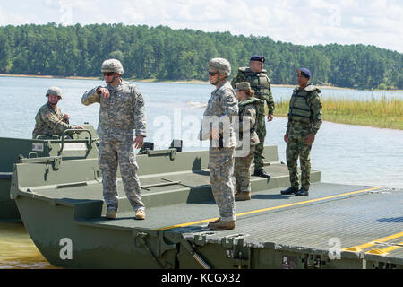 Kolumbianische Armee Ingenieure erfahren Sie mehr über Bridging Techniken von US-Soldaten an die 125 Multi Role bridge Company, South Carolina Army National Guard zugeordnet, an clarks Hill Training Center, s.c., Aug. 22., 2017. Die kolumbianische Besuch ist Teil der Partnerschaft mit der Republik Kolumbien wurden Experten zwischen den Ländern geteilt werden. (Us Air National Guard Foto von Tech. Sgt. Jorge intriago) Stockfoto