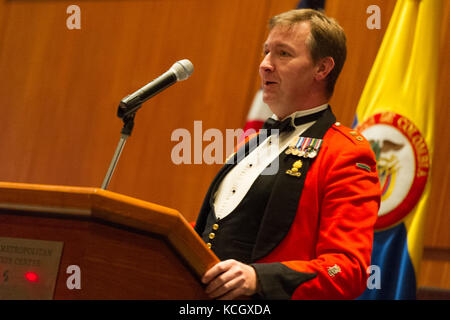 British Army LT. Col. Scott Spencer, Kommandant der Royal Monmouthshire Royal Engineers (Miliz), spricht bei der South Carolina Army National Guard Ingenieur-Schlossrallye in Columbia, S.C., 26. August 2017. Spencer war Gastredner bei der Schlossrallye. (USA Air National Guard Foto von Tech. Sgt. Jorge Intriago) Stockfoto