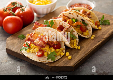 Frühstück Tacos mit Rührei und Speck Stockfoto