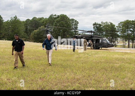 Südcarolina Gouverneur Henry mcmaster kehrt auf einer South Carolina National Guard UH-60 Black Hawk Hubschrauber am Südcarolina Emergency Management Division, West Columbia, South Carolina, 12. September 2017. mcmaster Vermessung war beschädigt, die durch Hurrikan Irma an der Küste South Carolina betroffen. (U.s. Army National Guard Foto von spc. Chelsea Baker) Stockfoto