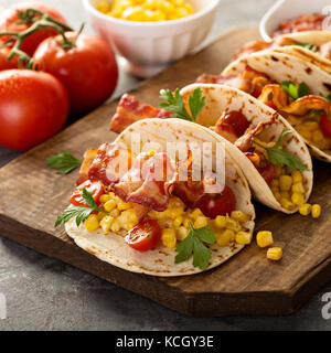 Frühstück Tacos mit Rührei und Speck Stockfoto