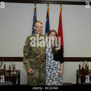 Zwei South Carolina Army National Guard Soldaten werden als zweite Leutnants in Auftrag gegeben, die drei weitere South Carolina Army National Guard Offiziere in Anerkennung als die neuesten Mitglieder des Chaplain Corps. Am Adjutant General Gebäude in Columbia, South Carolina am 22. September 2017. (USA Foto der Armee-Nationalgarde von 1. LT. Cody I. Denson) Stockfoto