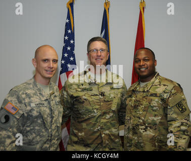 Zwei South Carolina Army National Guard Soldaten werden als zweite Leutnants in Auftrag gegeben, die drei weitere South Carolina Army National Guard Offiziere in Anerkennung als die neuesten Mitglieder des Chaplain Corps. Am Adjutant General Gebäude in Columbia, South Carolina am 22. September 2017. (USA Foto der Armee-Nationalgarde von 1. LT. Cody I. Denson) Stockfoto