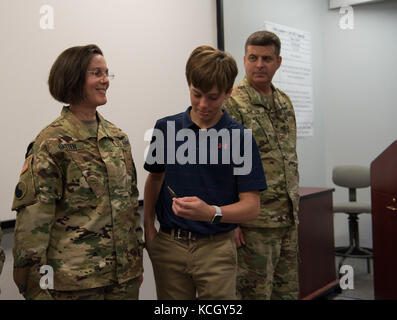 Us-Armee Lt.Col. Stephanie batten, stellvertretender Kommandant der klinischen Medizin Befehl, South Carolina Army National Guard, wird in den Rang eines Oberst während einer Zeremonie im Gebäude der Adjutant General in Columbia, South Carolina, 22. September 2017 gefördert. (U.s. Army National Guard Foto von spc. Chelsea Baker) Stockfoto