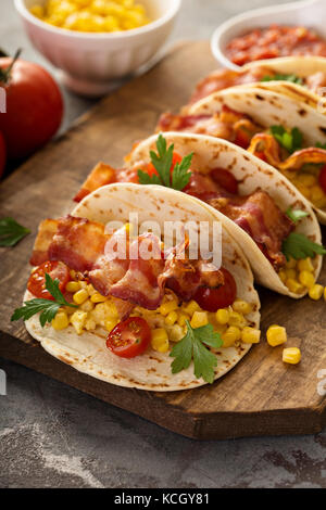 Frühstück Tacos mit Rührei und Speck Stockfoto