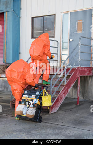 Us-Soldaten und Piloten auf der 43 zivilen Unterstützung Team zugewiesen, South Carolina National Guard, Zug auf ihre Techniken bei der Beurteilung der Frage, wie mit einem verdächtigen Paket zu behandeln, an der Columbia Metro Flughafen, West Columbia, s.c., okt., 3, 2017. Das Training war in der Vorbereitung für eine bevorstehende nationaler Ebene Kontrolle sowie ihre Fähigkeiten in der Beratung, Unterstützung zu verfeinern, zu bewerten und eventuelle Gefahren für Bundes-, Landes- und lokalen Incident Kommandeure identifizieren. (U.s. Army National Guard Foto von spc. Chelsea Baker) Stockfoto