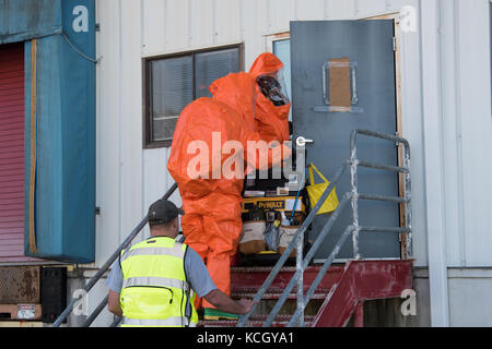 Us-Soldaten und Piloten auf der 43 zivilen Unterstützung Team zugewiesen, South Carolina National Guard, Zug auf ihre Techniken bei der Beurteilung der Frage, wie mit einem verdächtigen Paket zu behandeln, an der Columbia Metro Flughafen, West Columbia, s.c., okt., 3, 2017. Das Training war in der Vorbereitung für eine bevorstehende nationaler Ebene Kontrolle sowie ihre Fähigkeiten in der Beratung, Unterstützung zu verfeinern, zu bewerten und eventuelle Gefahren für Bundes-, Landes- und lokalen Incident Kommandeure identifizieren. (U.s. Army National Guard Foto von spc. Chelsea Baker) Stockfoto