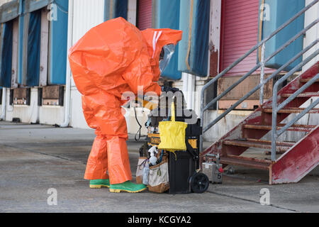 Us-Soldaten und Piloten auf der 43 zivilen Unterstützung Team zugewiesen, South Carolina National Guard, Zug auf ihre Techniken bei der Beurteilung der Frage, wie mit einem verdächtigen Paket zu behandeln, an der Columbia Metro Flughafen, West Columbia, s.c., okt., 3, 2017. Das Training war in der Vorbereitung für eine bevorstehende nationaler Ebene Kontrolle sowie ihre Fähigkeiten in der Beratung, Unterstützung zu verfeinern, zu bewerten und eventuelle Gefahren für Bundes-, Landes- und lokalen Incident Kommandeure identifizieren. (U.s. Army National Guard Foto von spc. Chelsea Baker) Stockfoto