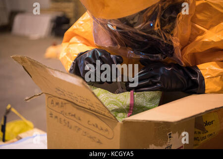 Us-Soldaten und Piloten auf der 43 zivilen Unterstützung Team zugewiesen, South Carolina National Guard, Zug auf ihre Techniken bei der Beurteilung der Frage, wie mit einem verdächtigen Paket zu behandeln, an der Columbia Metro Flughafen, West Columbia, s.c., okt., 3, 2017. Das Training war in der Vorbereitung für eine bevorstehende nationaler Ebene Kontrolle sowie ihre Fähigkeiten in der Beratung, Unterstützung zu verfeinern, zu bewerten und eventuelle Gefahren für Bundes-, Landes- und lokalen Incident Kommandeure identifizieren. (U.s. Army National Guard Foto von spc. Chelsea Baker) Stockfoto