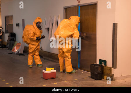 Us-Soldaten und Piloten auf der 43 zivilen Unterstützung Team zugewiesen, South Carolina National Guard, Zug auf ihre Techniken bei der Beurteilung der Frage, wie mit einem verdächtigen Paket zu behandeln, an der Columbia Metro Flughafen, West Columbia, s.c., okt., 3, 2017. Das Training war in der Vorbereitung für eine bevorstehende nationaler Ebene Kontrolle sowie ihre Fähigkeiten in der Beratung, Unterstützung zu verfeinern, zu bewerten und eventuelle Gefahren für Bundes-, Landes- und lokalen Incident Kommandeure identifizieren. (U.s. Army National Guard Foto von spc. Chelsea Baker) Stockfoto