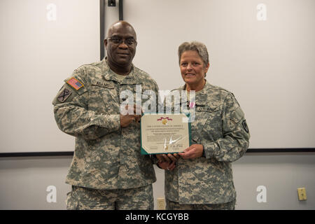 Us-Armee Sgt. 1. Klasse kelsie Tempel am Tag von ihrem Eintritt in den Ruhestand im Rahmen einer Feierstunde am Tag Komplex in Columbia, South Carolina geehrt, 3. Oktober 2017. Der Tempel war Mitglied der Women's Army Corps (WAC), als sie im Jahr 1976 eingezogen und diente 4 Jahre aktiven Dienst in der Armee und 17 Jahre Südcarolina Army National Guard in mehreren Aufgaben, einschließlich der Finanzierung nicht Offizier für die Joint Force Headquarters Finanzberichtswesen Abschnitt als auch für den Befehl Sitzmitgliedstaat Bereich eine militärische pay Sekretärin in Auftrag gegeben. (U.s. Army National Guard Foto von spc. Chelsea Baker) Stockfoto