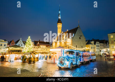 Tallinn, Estland. schönen Zug für Sightseeing in der Nähe der traditionelle Weihnachtsmarkt auf dem Rathausplatz - Raekoja plats. Weihnachtsbaum und Handel ho Stockfoto