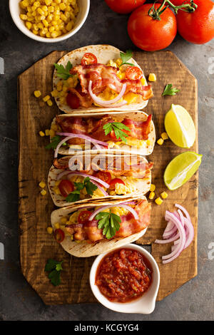 Frühstück Tacos mit Rührei und Speck Stockfoto