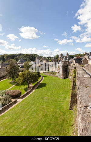 Ansicht von Schloss, Park und das Dorf von Fougères, britttany, Frankreich Stockfoto