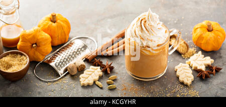 Pumpkin spice Latte in einem Glas mug Stockfoto