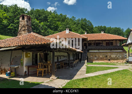 Gebäude im mittelalterlichen Kloster Poganovo des heiligen Johannes des Theologen, Serbien Stockfoto