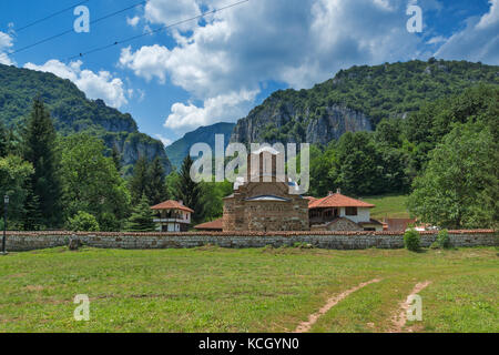 Panoramablick auf das Kloster Poganovo des Heiligen Johannes des Theologen und Erma-Schlucht, Serbien Stockfoto