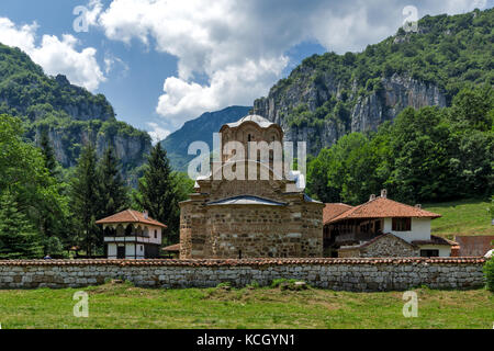 Panoramablick auf das Kloster Poganovo des Heiligen Johannes des Theologen und Erma-Schlucht, Serbien Stockfoto