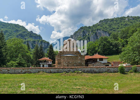 Panoramablick auf das Kloster Poganovo des Heiligen Johannes des Theologen und Erma-Schlucht, Serbien Stockfoto