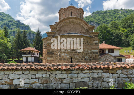 Kirche und alte Gebäude im Poganovo Kloster des Heiligen Johannes der Theologe und Erma-Schlucht, Serbien Stockfoto