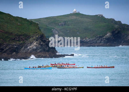 Gig Racing - traditionelle Cornish Pilot Gigs Rennen vor der Küste von Newquay in Cornwall. Stockfoto