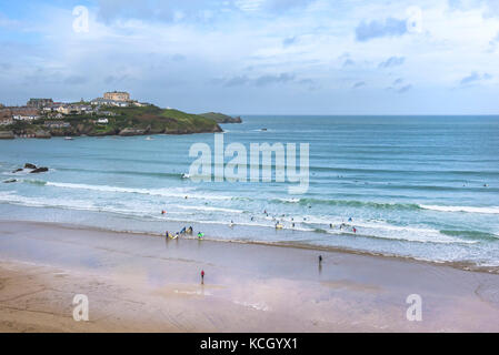 Surfen in Cornwall - Surfaktivitäten am Great Western Beach in Newquay, Cornwall. Stockfoto