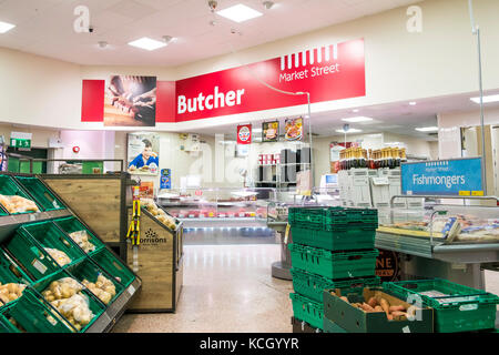Einkaufen in einem Supermarkt - Metzgerei in einem Morrisons Supermarkt. Stockfoto