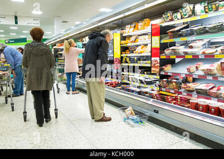 Einkaufen in einem Supermarkt - Käufer in einem Morrisons Supermarkt. Stockfoto