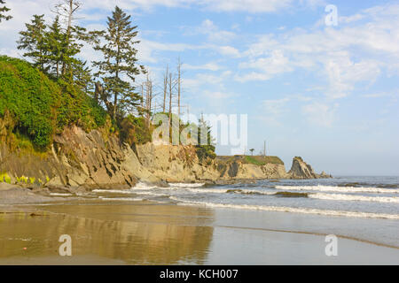 Schroffe Klippen auf einem Leuchtturm Strand in der Nähe von Cape Arago auf der Oregon Küste Stockfoto