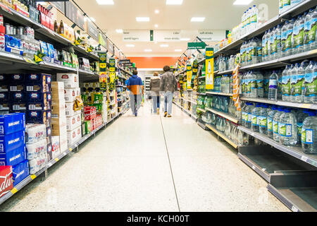 Einkaufen in einem Supermarkt - Kunden Einkaufen in einem Morrisons Supermarkt. Stockfoto