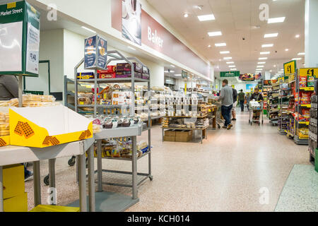 Einkaufen in einem Supermarkt - das Innere eines Morrisons Supermarkt. Stockfoto