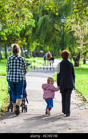 Eine Großmutter, Tochter und Enkelin genießen einen Spaziergang in der Sonne. Stockfoto