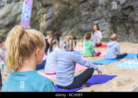 Eine Gruppe Frauen Yoga am Strand - Surf Betty's Festival ein Festival in Newquay gehalten, die Frauen durch Fitness und Surfen. Stockfoto