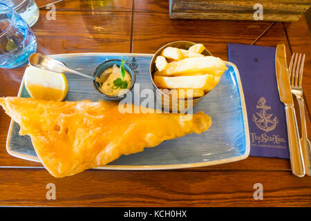 Exzellenter Fisch Chips Zitrone und Sauce Tartare im Star Inn Cafe in Whitby Stockfoto