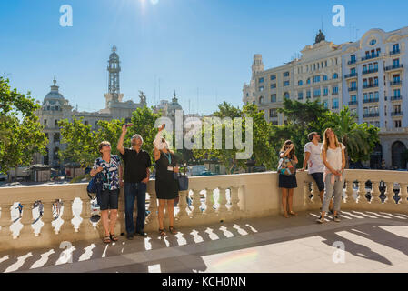 Valencia Touristen, Besucher der Stadt Halle in Valencia stand auf dem Balkon, Blick auf das Gebäude mit der Plaza del Ayuntamiento hinter Ihnen. Stockfoto