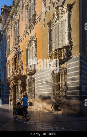 Keramik Museum Valencia, mit Blick auf die barocke Fassade des Palacio del Marques de Dos Aguas (das Museo Nacional de Ceramica) in Valencia, Spanien. Stockfoto