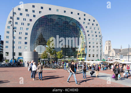 Die markthal (Halle), ein Wohn- und Geschäftshaus mit einer Halle unter, in Rotterdam, Niederlande Stockfoto