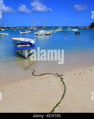 Grand Baie, Mauritius - Freude und Fischerei Handwerk günstig am Strand dieser Stadt im Riviere du Rempart District im Norden der Insel Stockfoto