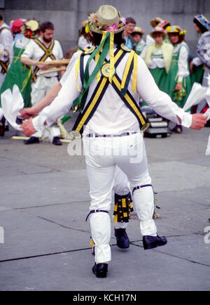 Weiß gekleidete Morris-Tänzer im Zentrum Londons Stockfoto