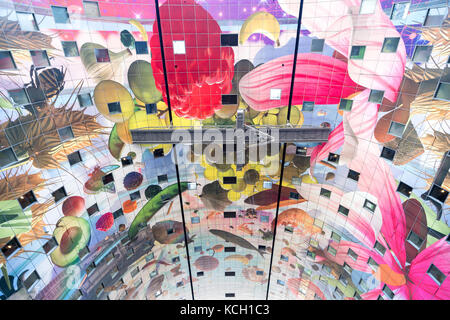 Kunstwerke von Arno coenen am Dach der markthal (Markthalle) in Rotterdam, Niederlande Stockfoto