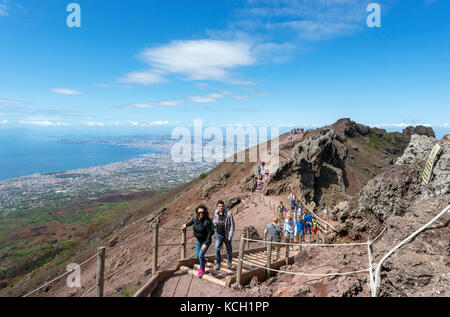 Pfad rund um den Krater des Vesuv und über die Stadt Neapel und den Golf von Neapel, Neapel, Kampanien, Italien anzeigen Stockfoto