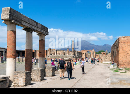 Pompeji. Ruinen des Forum Romanum in Pompeji Blick auf den Vesuv im Hintergrund, Neapel, Kampanien, Italien Stockfoto