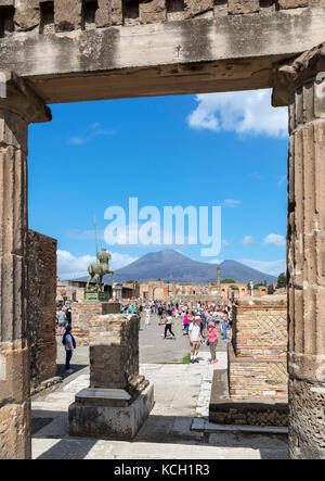 Ruinen des Forum Romanum in Pompeji (Pompei) mit Blick auf den Vesuv im Hintergrund, Neapel, Kampanien, Italien Stockfoto