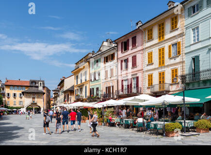 Cafés an der Piazza Mario Motta im Zentrum von Orta San Giulio, Ortasee, Italienische Seen, Piemont, Italien Stockfoto