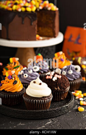 Festliche Halloween Cupcakes und behandelt Stockfoto